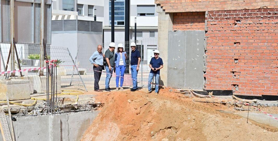 El alcalde y la delegada visitando las obras de edificación de las viviendas. 