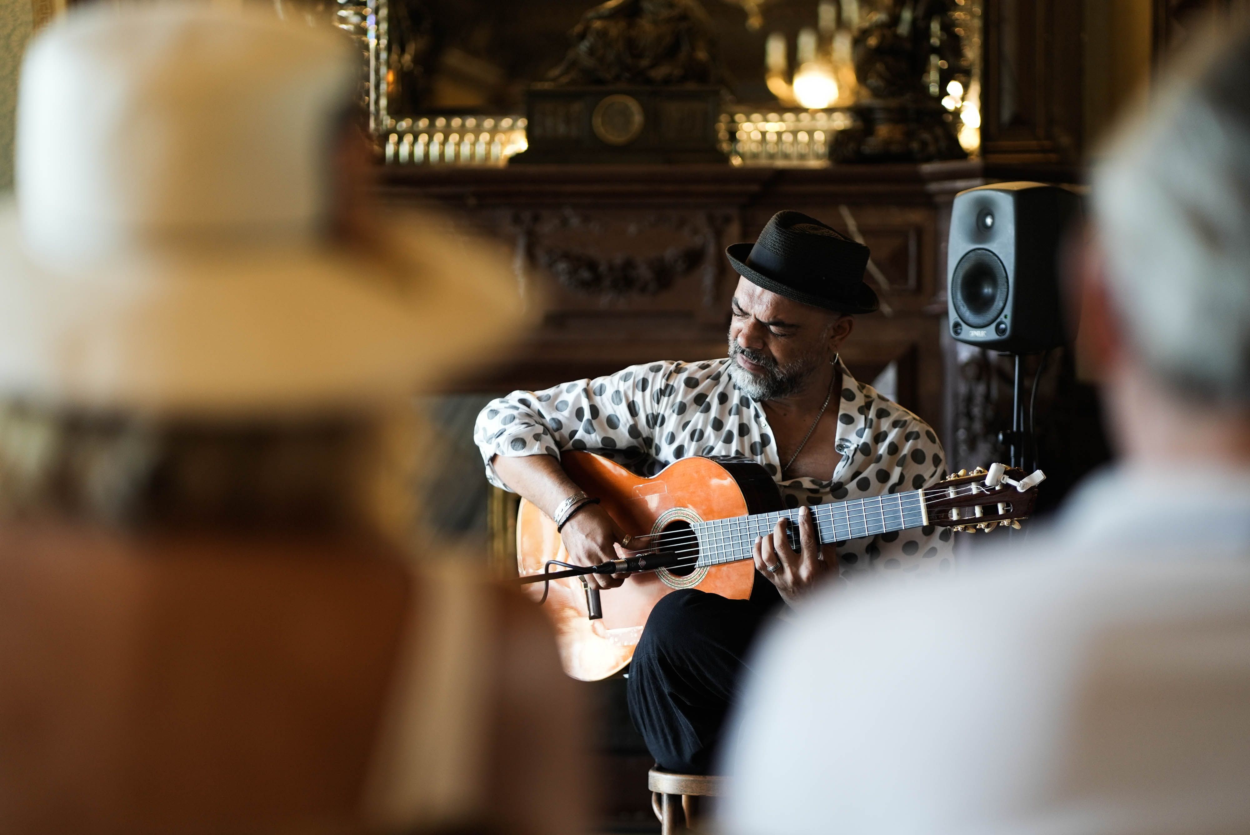 El guitarrista Jerónimo Maya ilustró con su toque la entrega de los galardones Flamenco On Fire 2024.