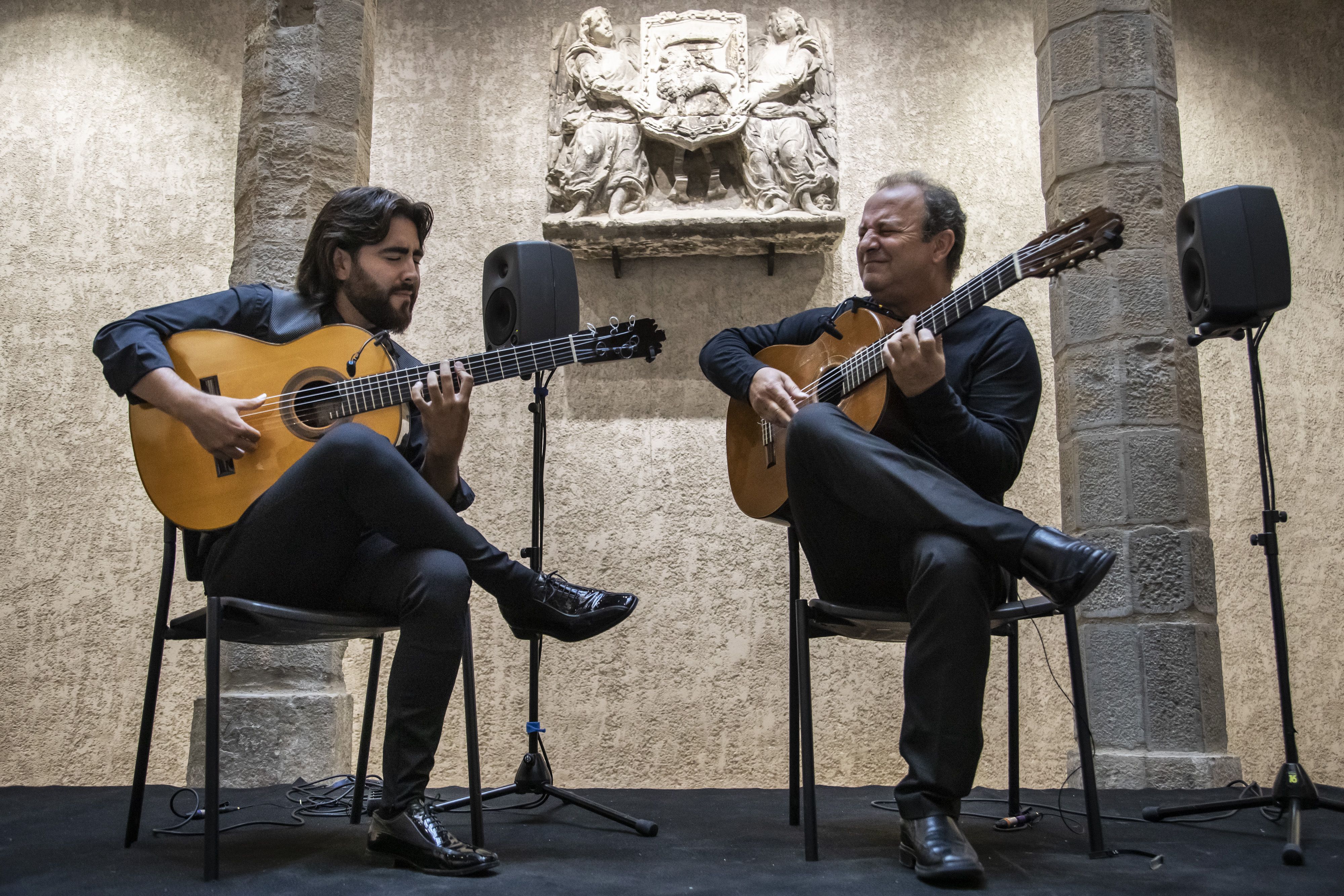 Gerardo Núñez y Álvaro Martinete en un momento del concierto en el Palacio del Condestable de Pamplona.