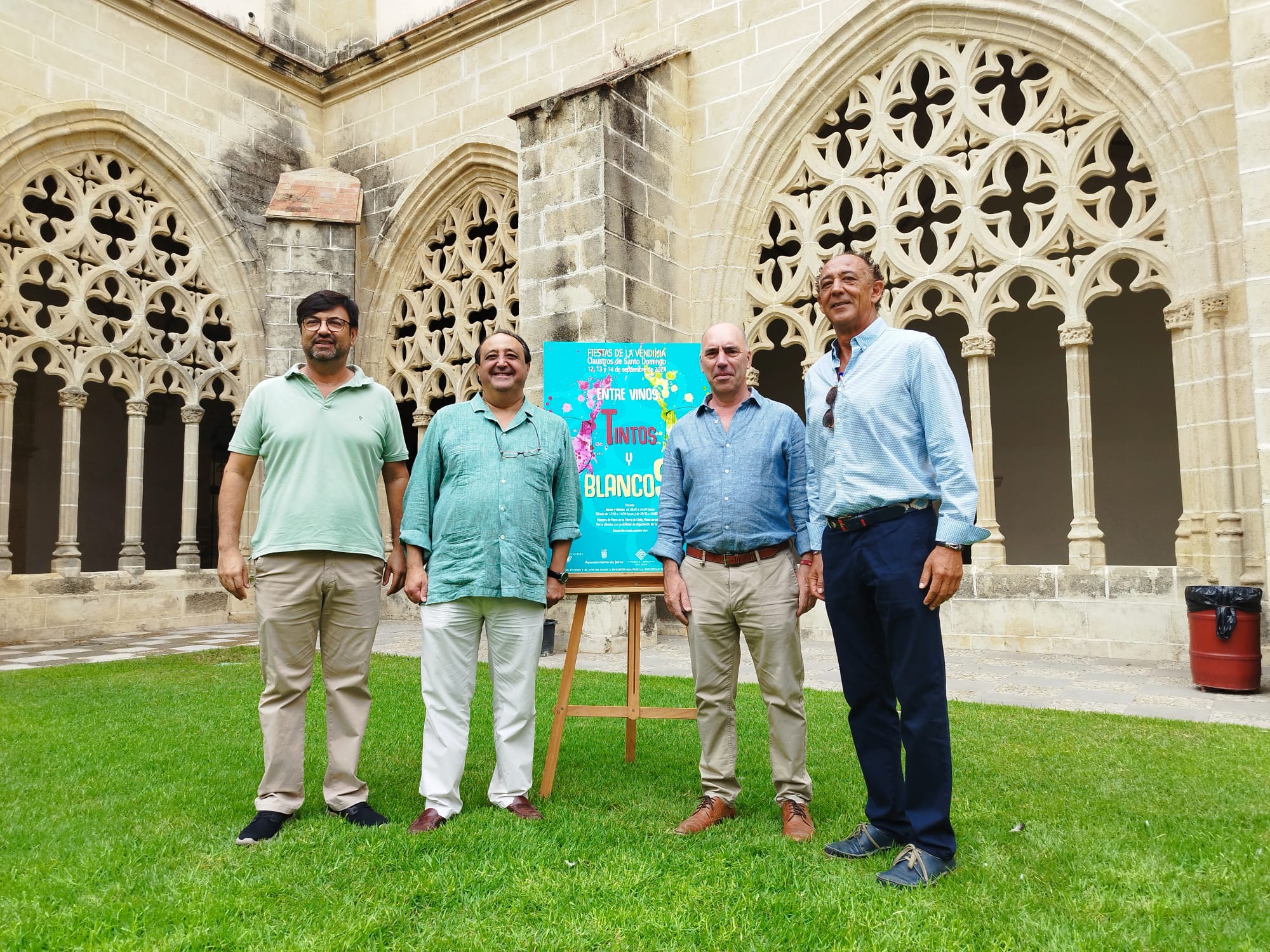 El delegado y organizadores en la presentación de 'Entre Vinos Blancos y Tintos'.