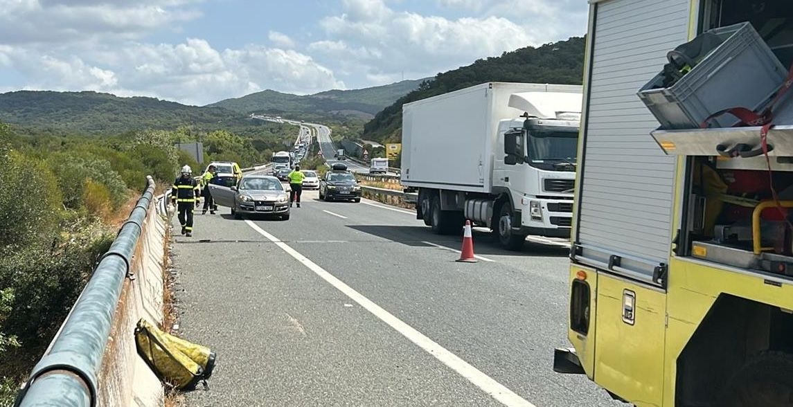 Bomberos actuando en el lugar del accidente en la autovía Jerez Los Barrios.