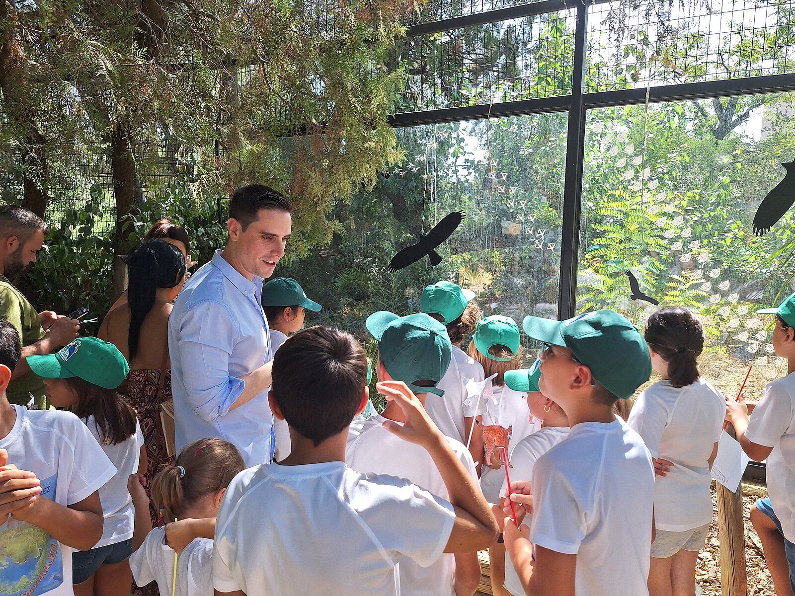 El delegado en el Zoo junto a los niños y niñas que participan en el programa. 