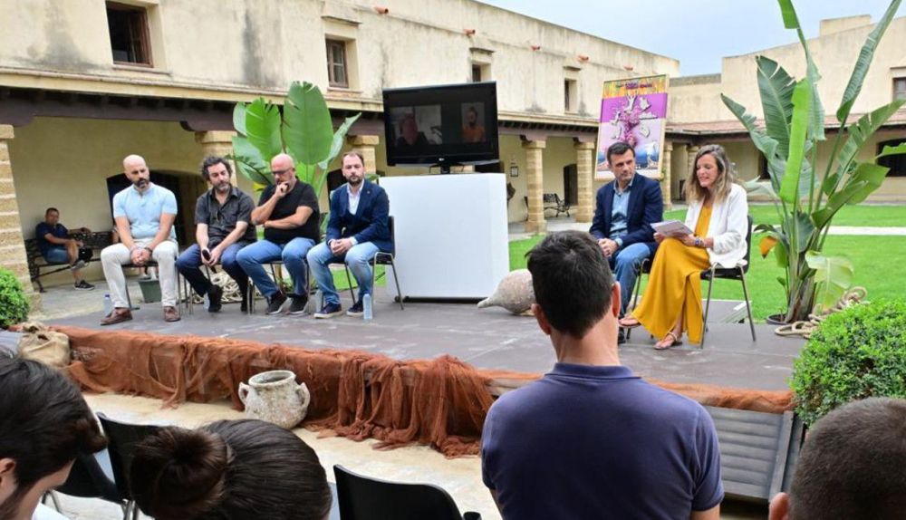 Varios de los artistas y colaboradores, junto al alcalde de Cádiz y la concejala de Cultura.