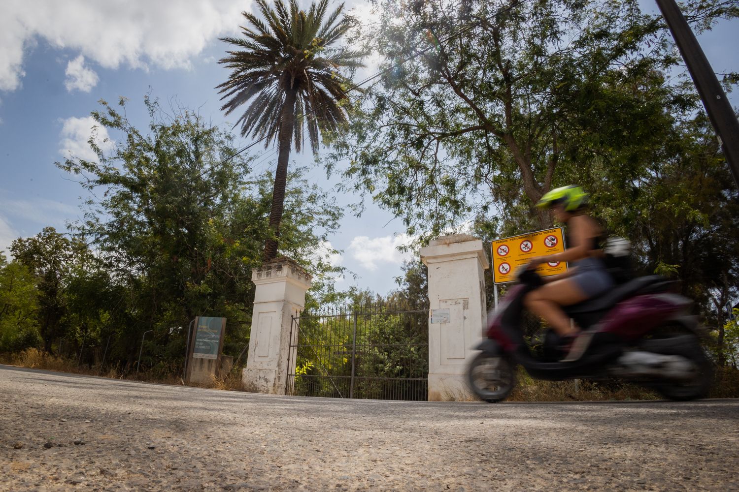 Puerta del parque periurbano de Santa Teresa, cerrado al público.