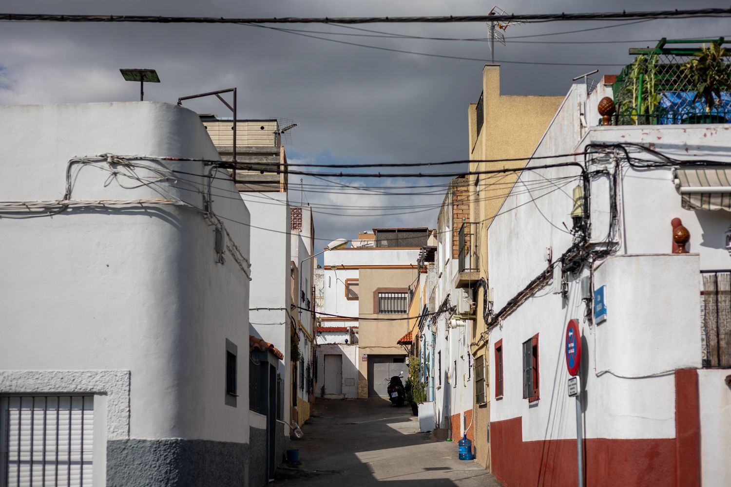 La calle Orquídea en la barriada de Picadueñas, donde hay 'okupas'.