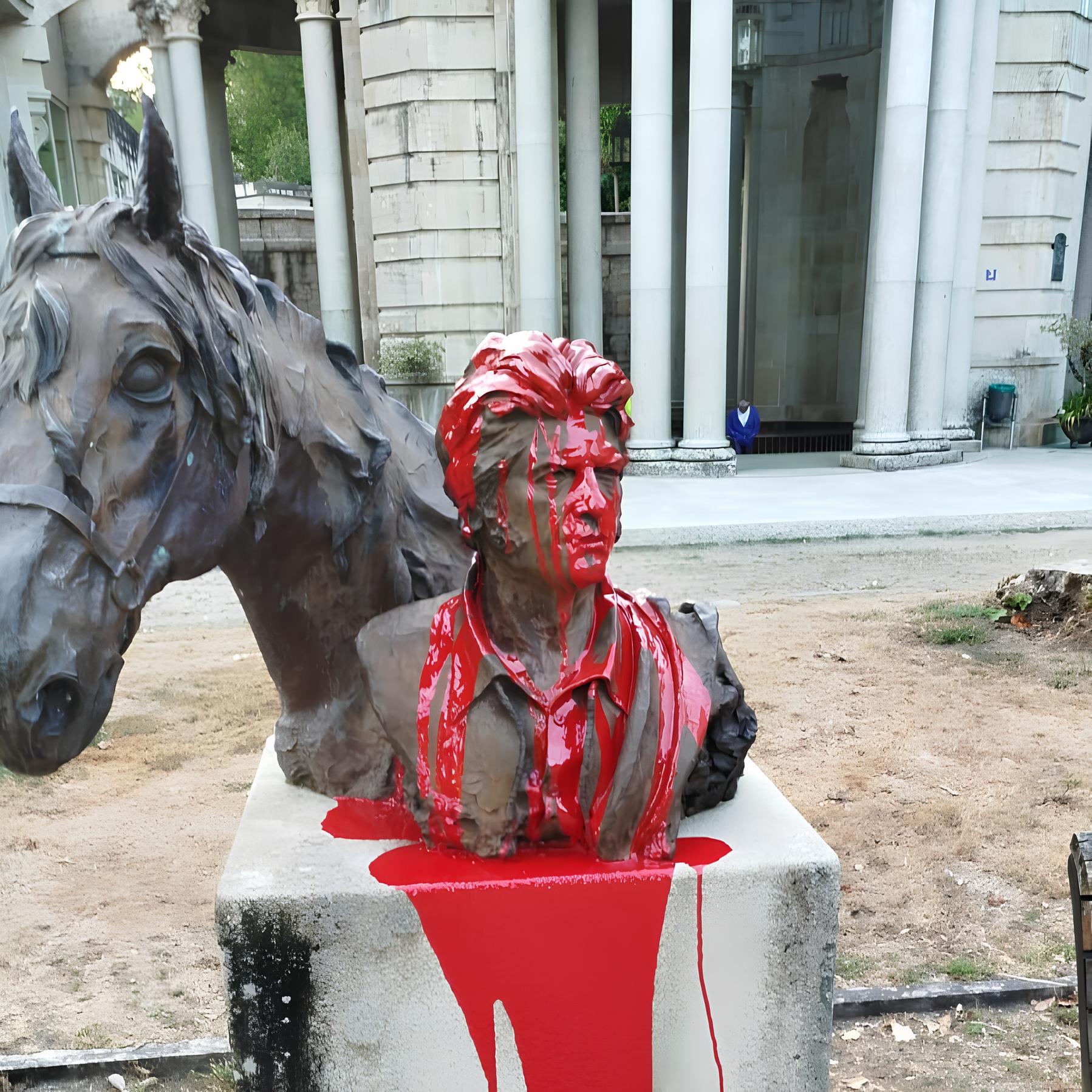 Escultura de Curro Jiménez vandalizada.