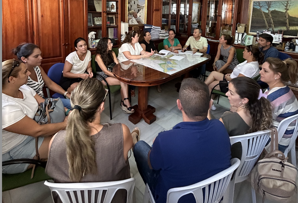 El PSOE de Zahara de la Sierra contra los recortes en educación. Reunión del alcalde con padres de alumnos.