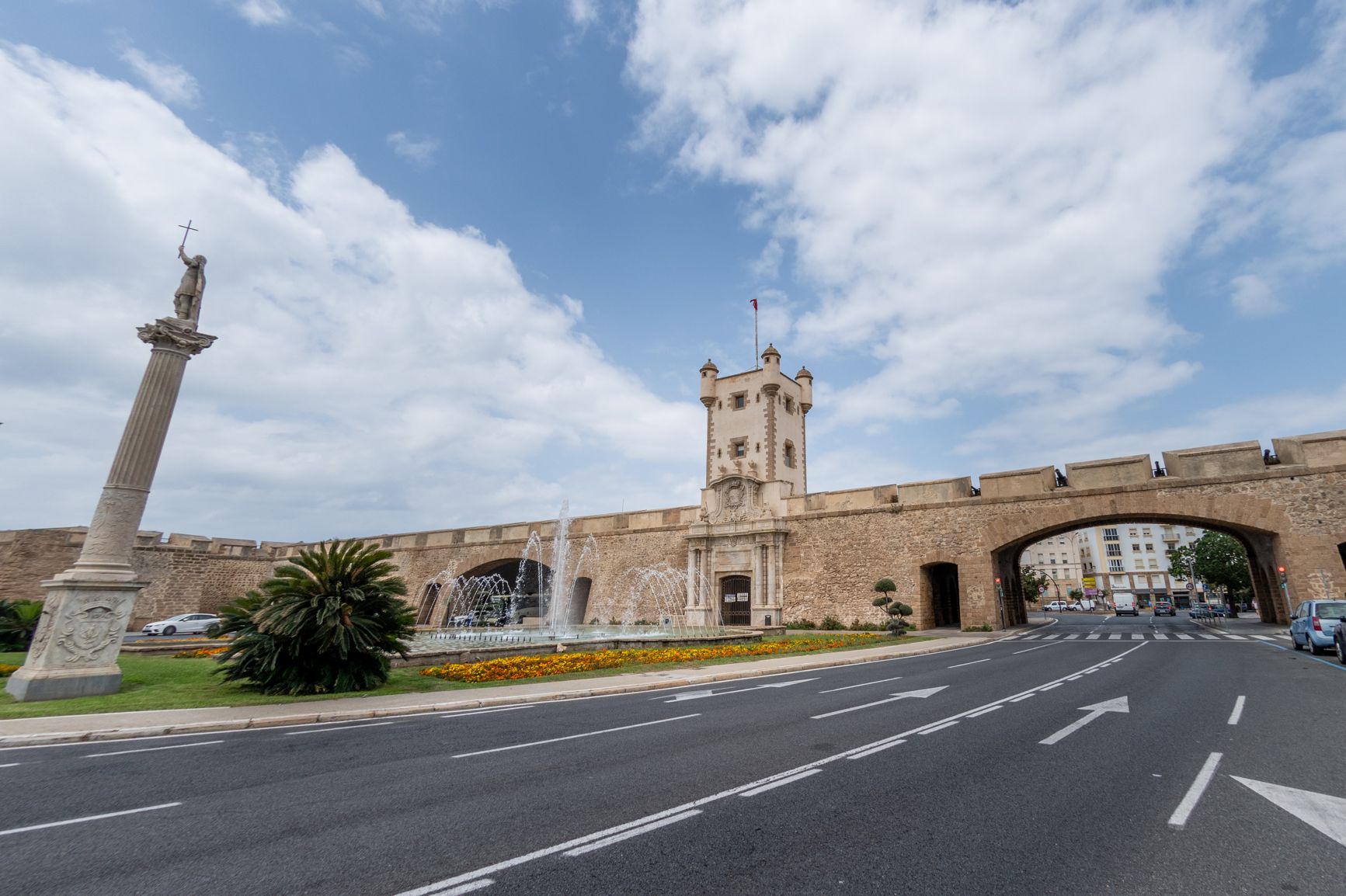 Vista exterior del único acceso terrestre a la ciudad hasta mitad del siglo XX.   REYNA