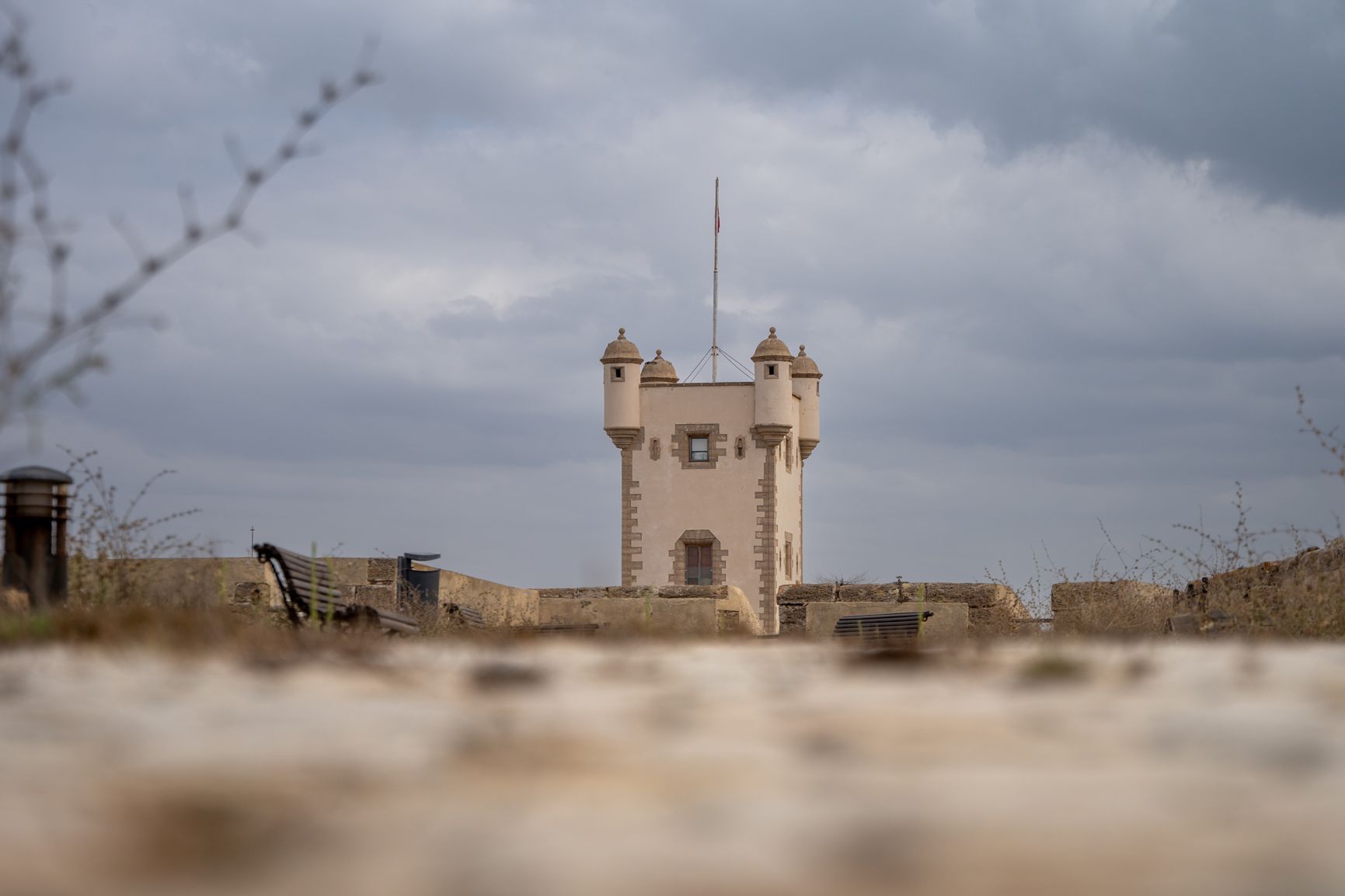 El paseo superior de las Puertas de Tierra, con el torreón central al fondo, en verano de 2024.   REYNA