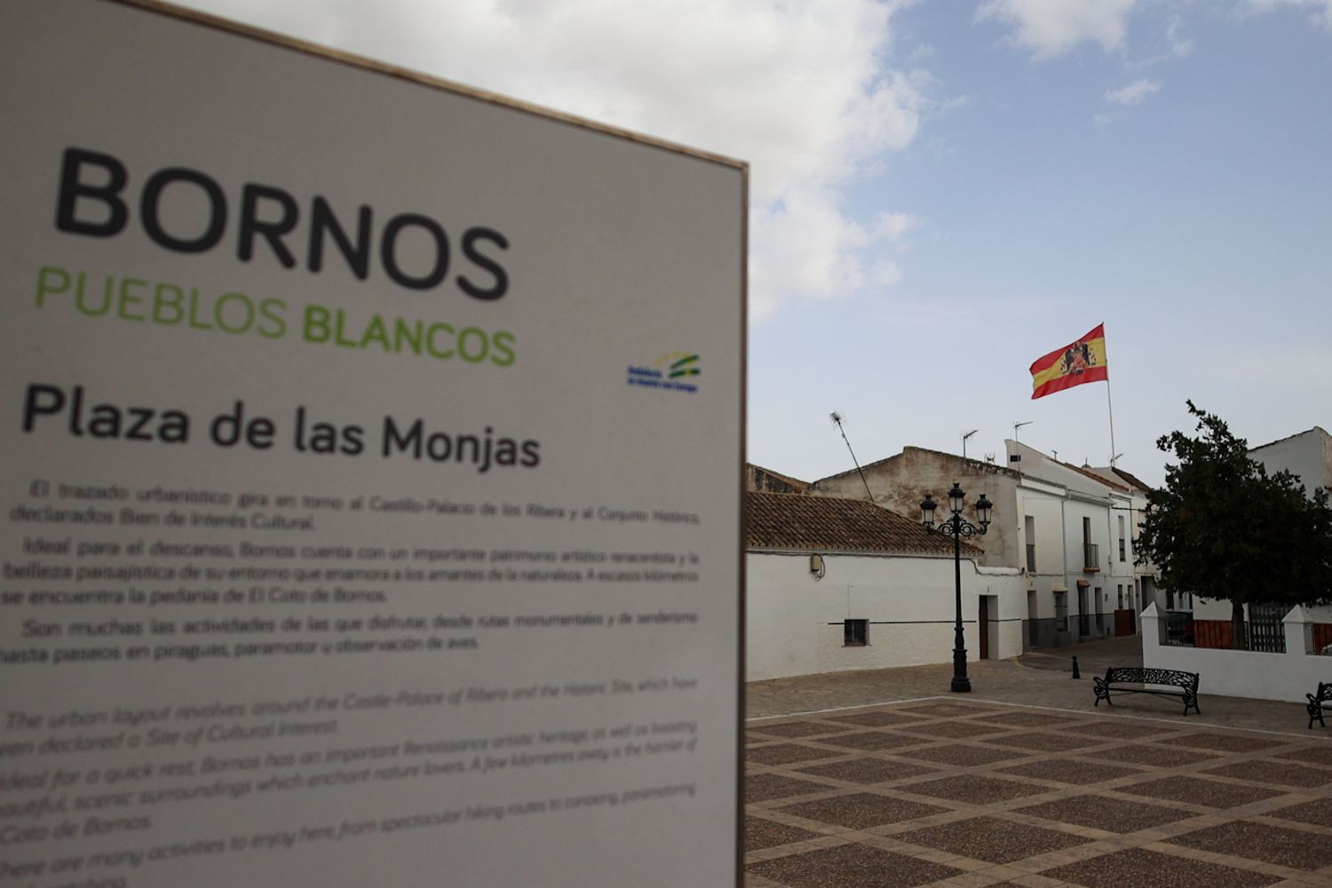 La bandera franquista, visible en el centro del pueblo.