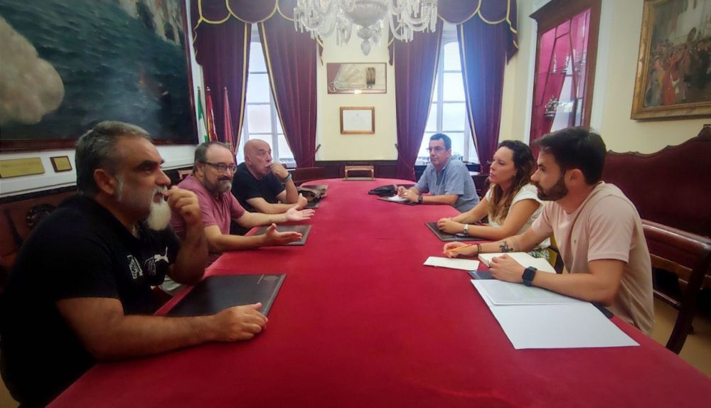 Reunión entre miembros de 'Carranza Incumple' y Adelante Izquierda Gaditana.