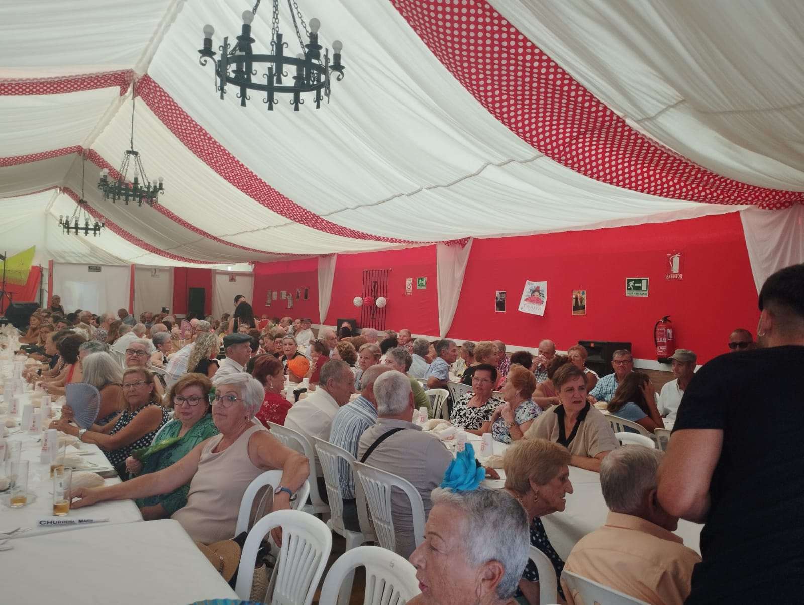 Una imagen del almuerzo de mayores en la Feria de Tarifa de 2023, compartida por el Ayuntamiento.