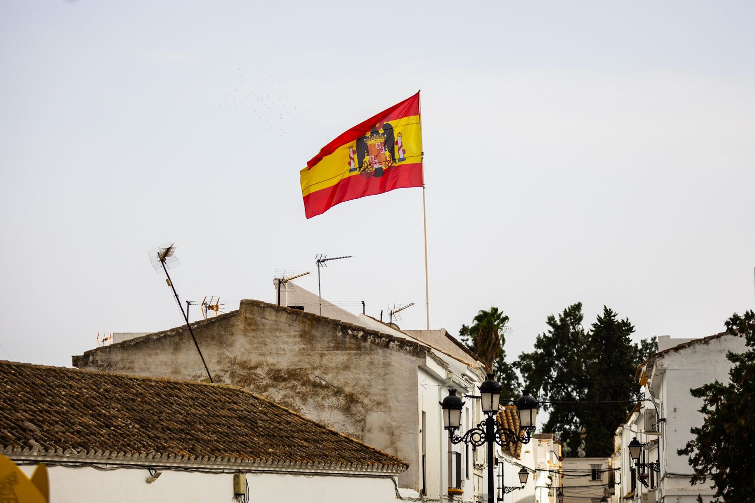 Así se ve la bandera franquista en Bornos desde una de las plazas del pueblo.