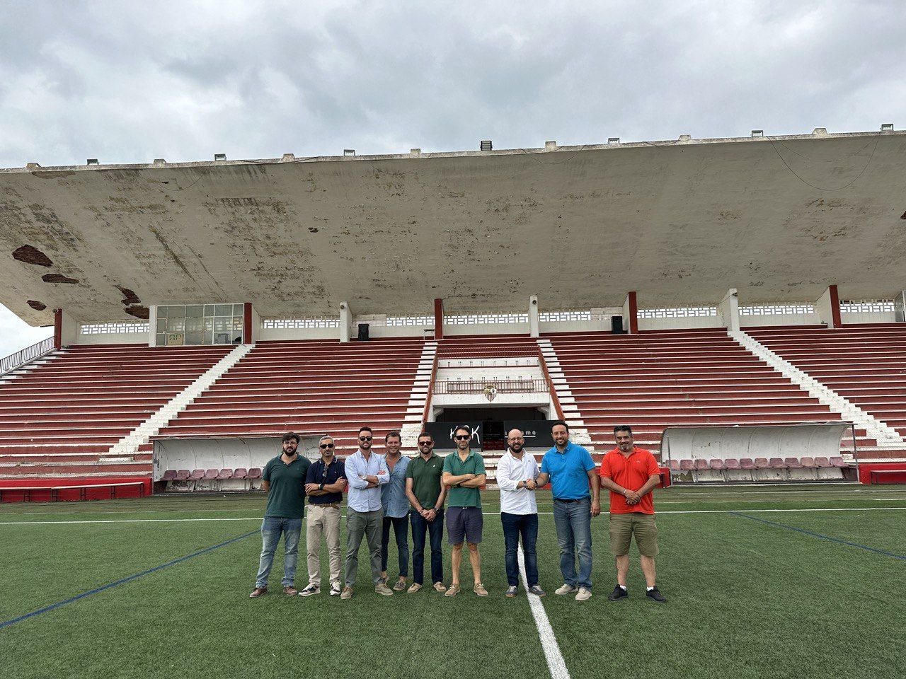 Germán Beardo reunido en el estadio Cuvillo con representantes del Racing Club Portuense.