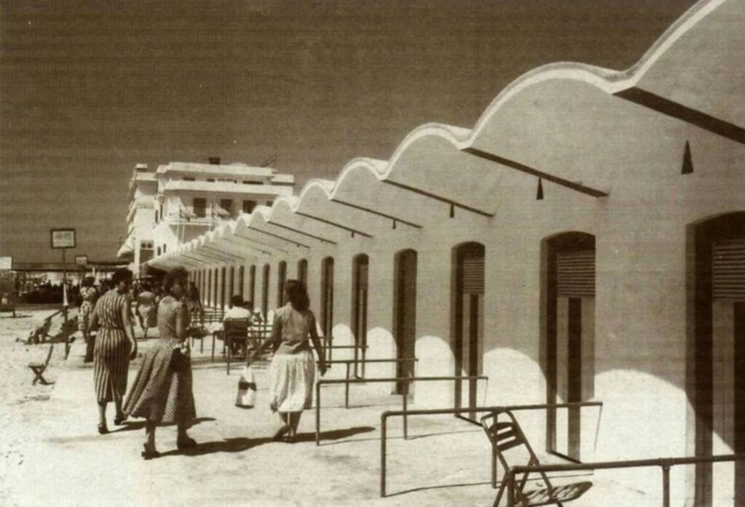 Las antiguas casetas en la playa de la Victoria de Cádiz.