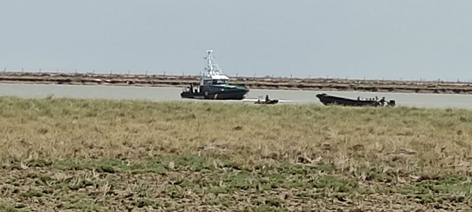 Una fotografía facilitada por la Guardia Civil donde se aprecia la intervención al narco en el río Guadalquivir.