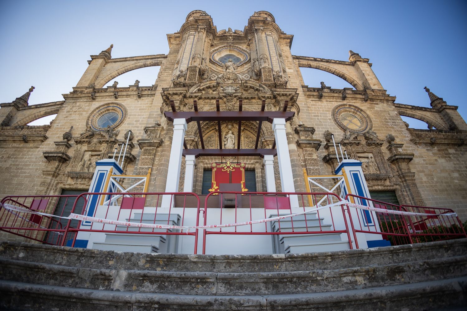 Candidatura de Jerez a Ciudad Española del Vino. Preparativos para la pisa de la uva en el reducto de la Catedral.