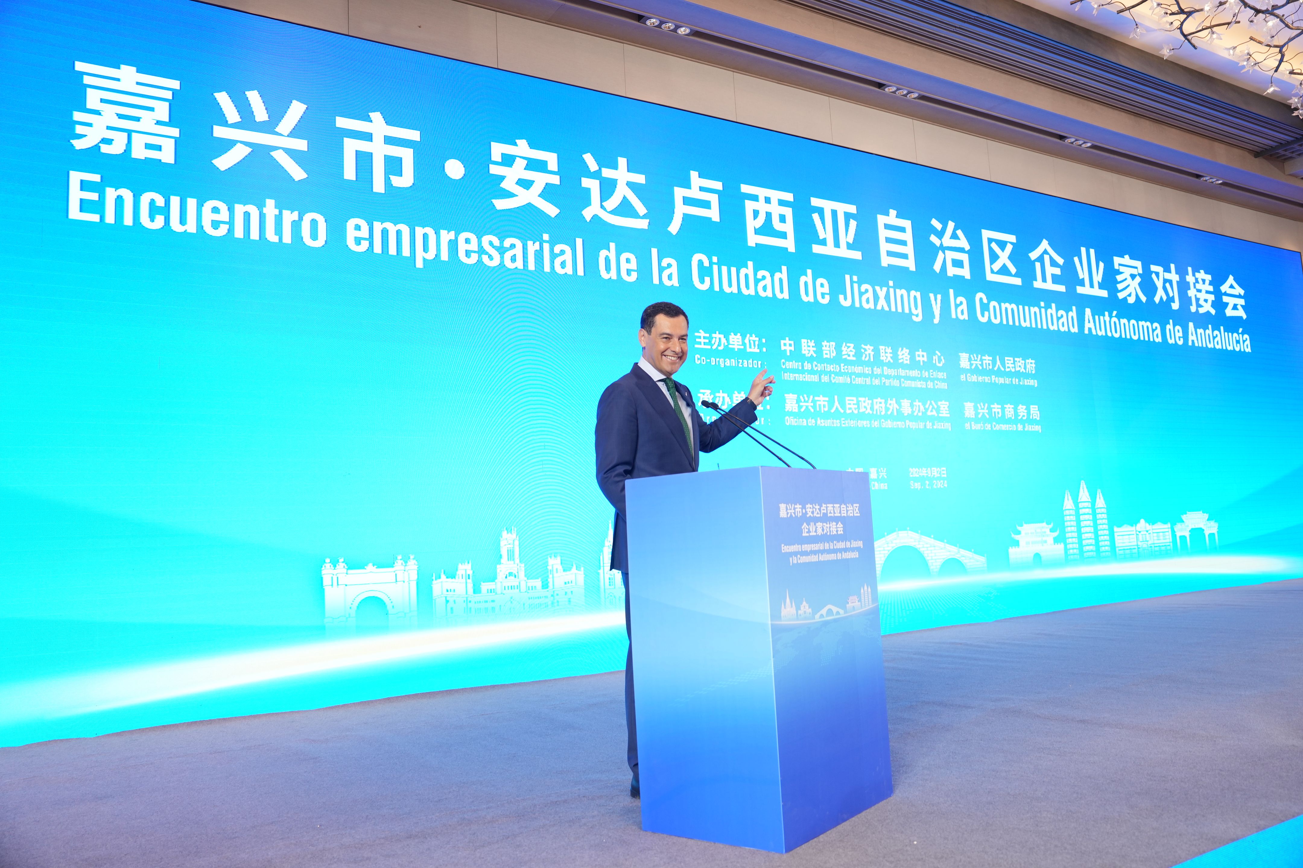 Juan Manuel Moreno Bonilla durante su visita en China.