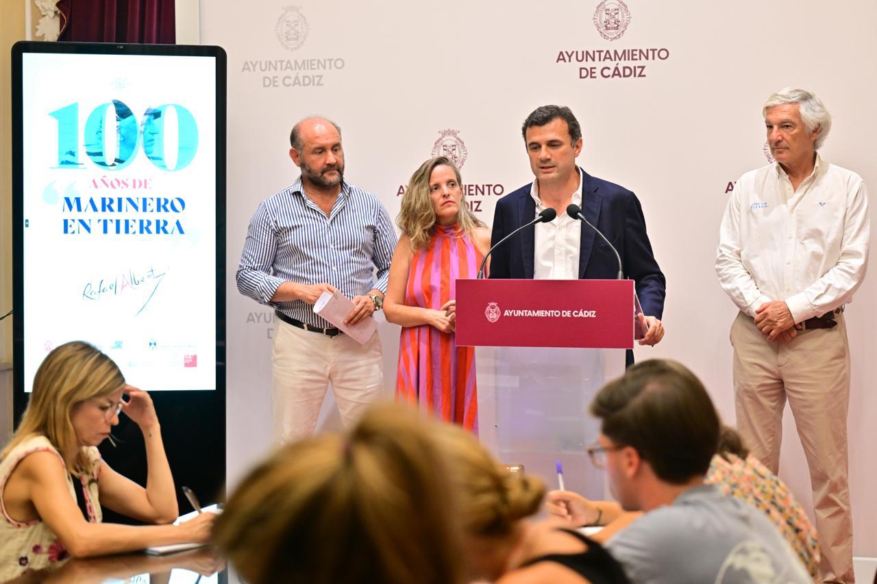 Bruno García, alcalde de Cádiz, durante la presentación de las actividades del programa 'Marinero en Tierra'.