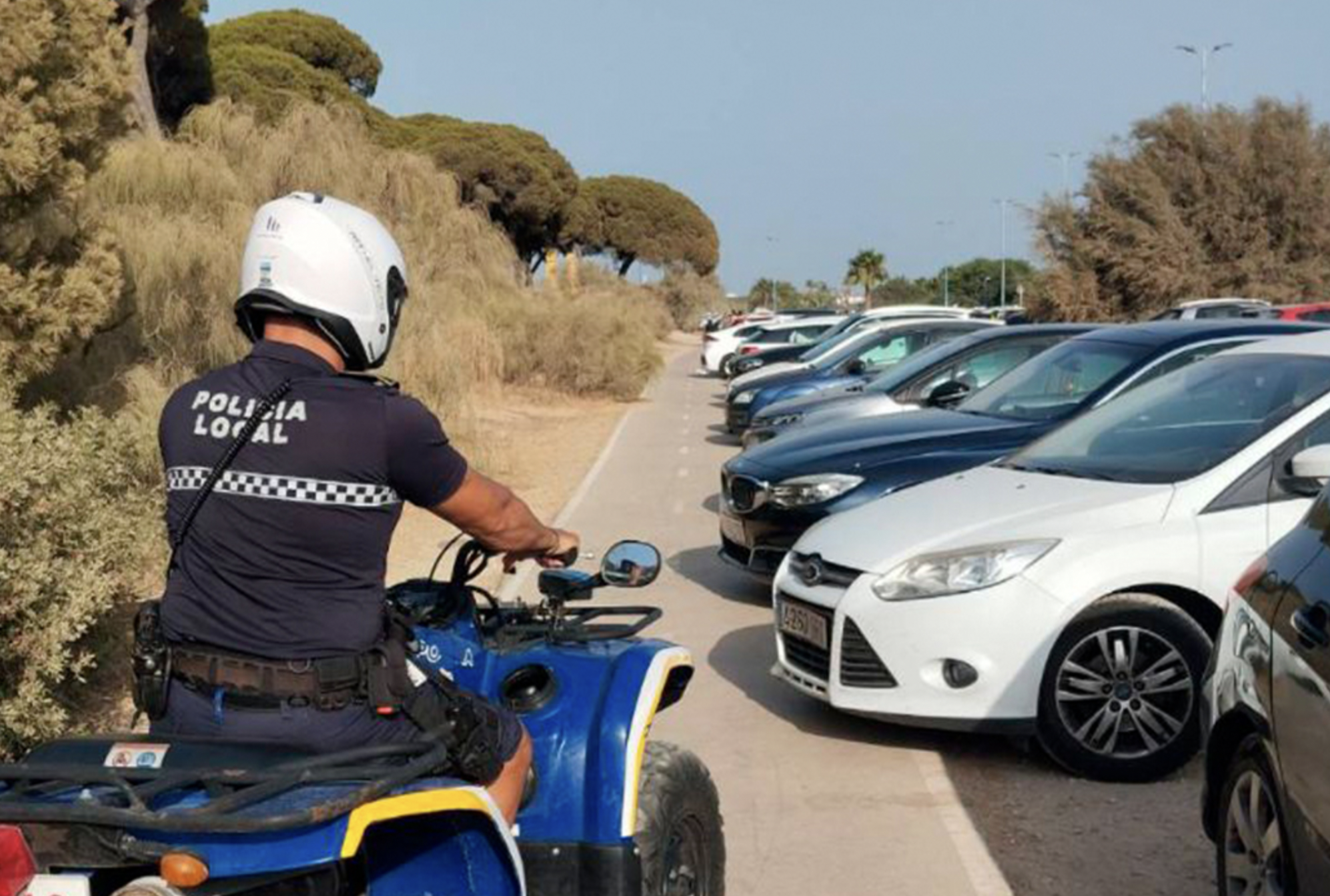 Un agente de la Policía Local en Puerto Sherry este verano. 