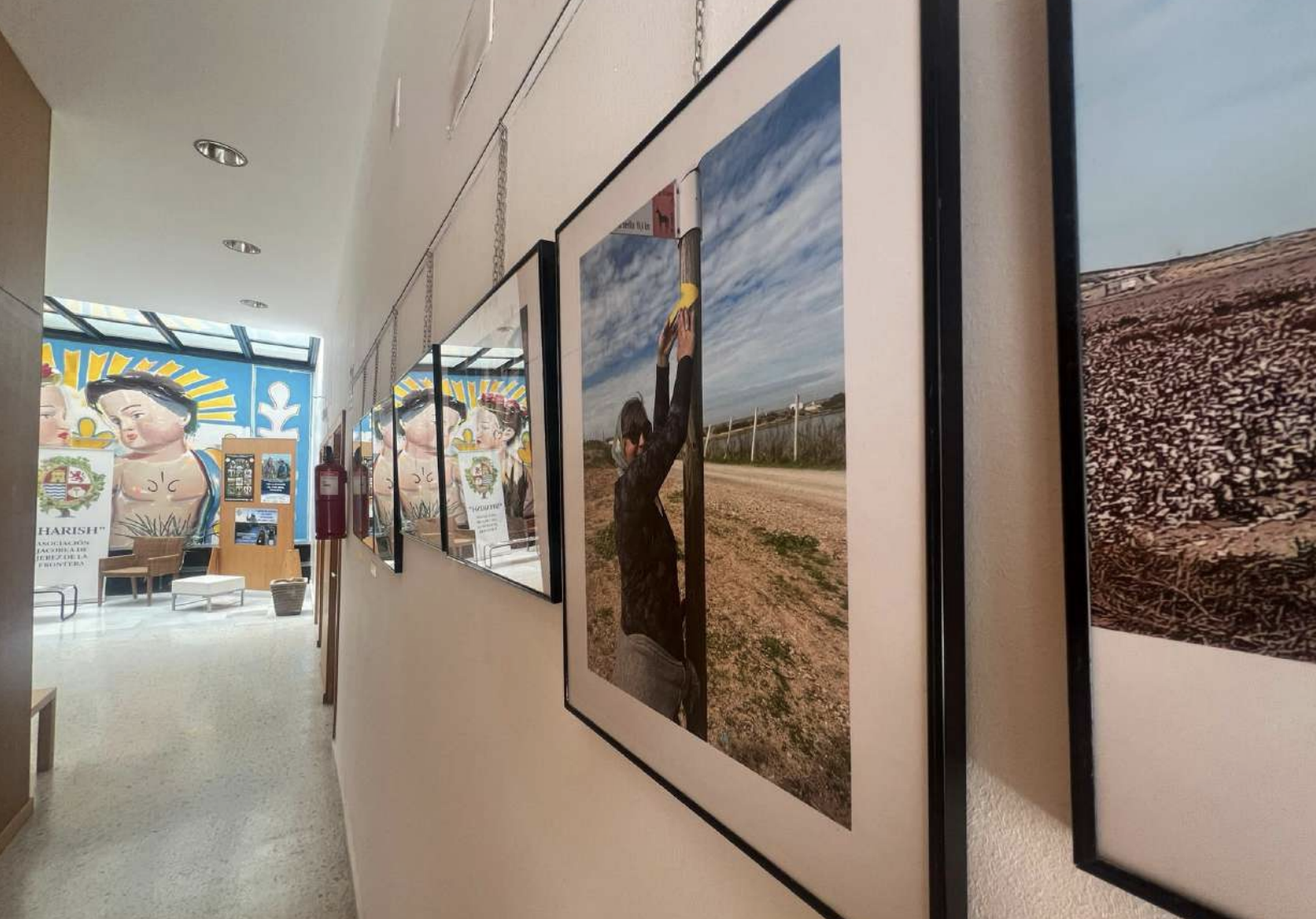 Algunas de las fotografías colgadas en la exposición. 