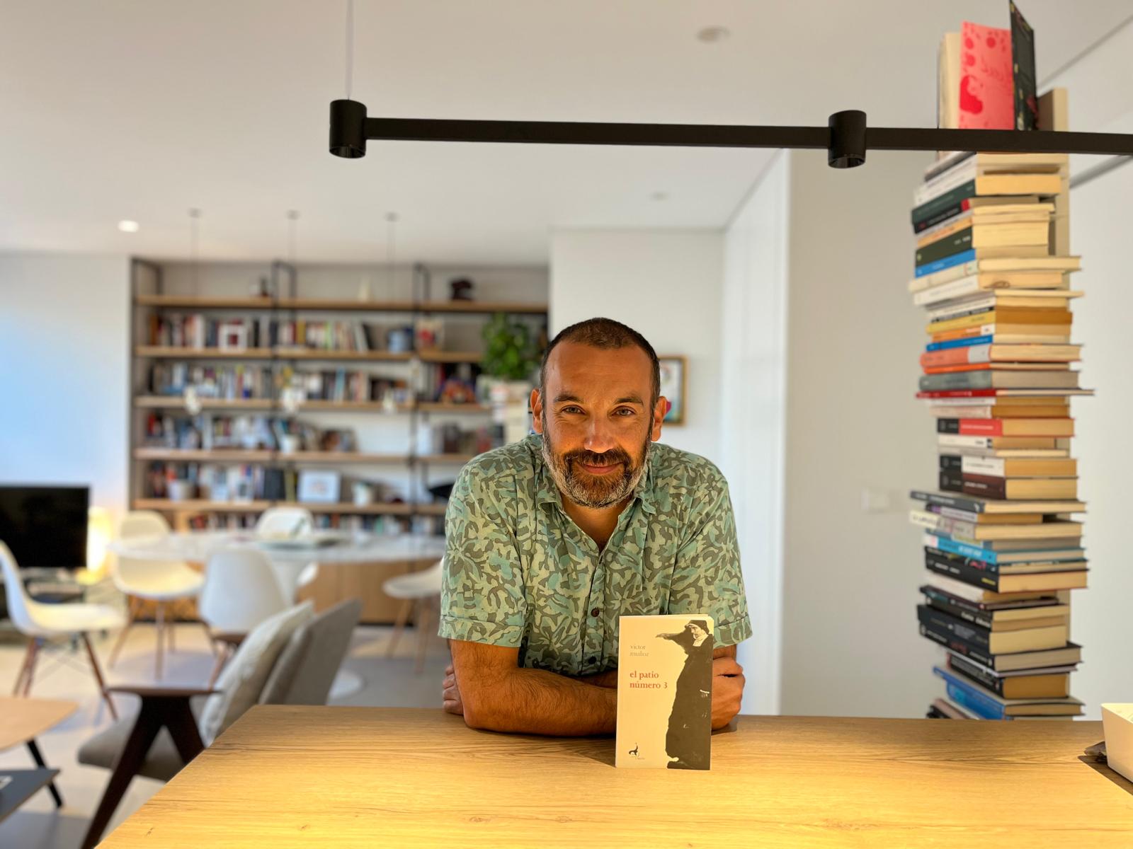 El dramaturgo sevillano Víctor Muñoz junto al libro 'El patio número 3'.