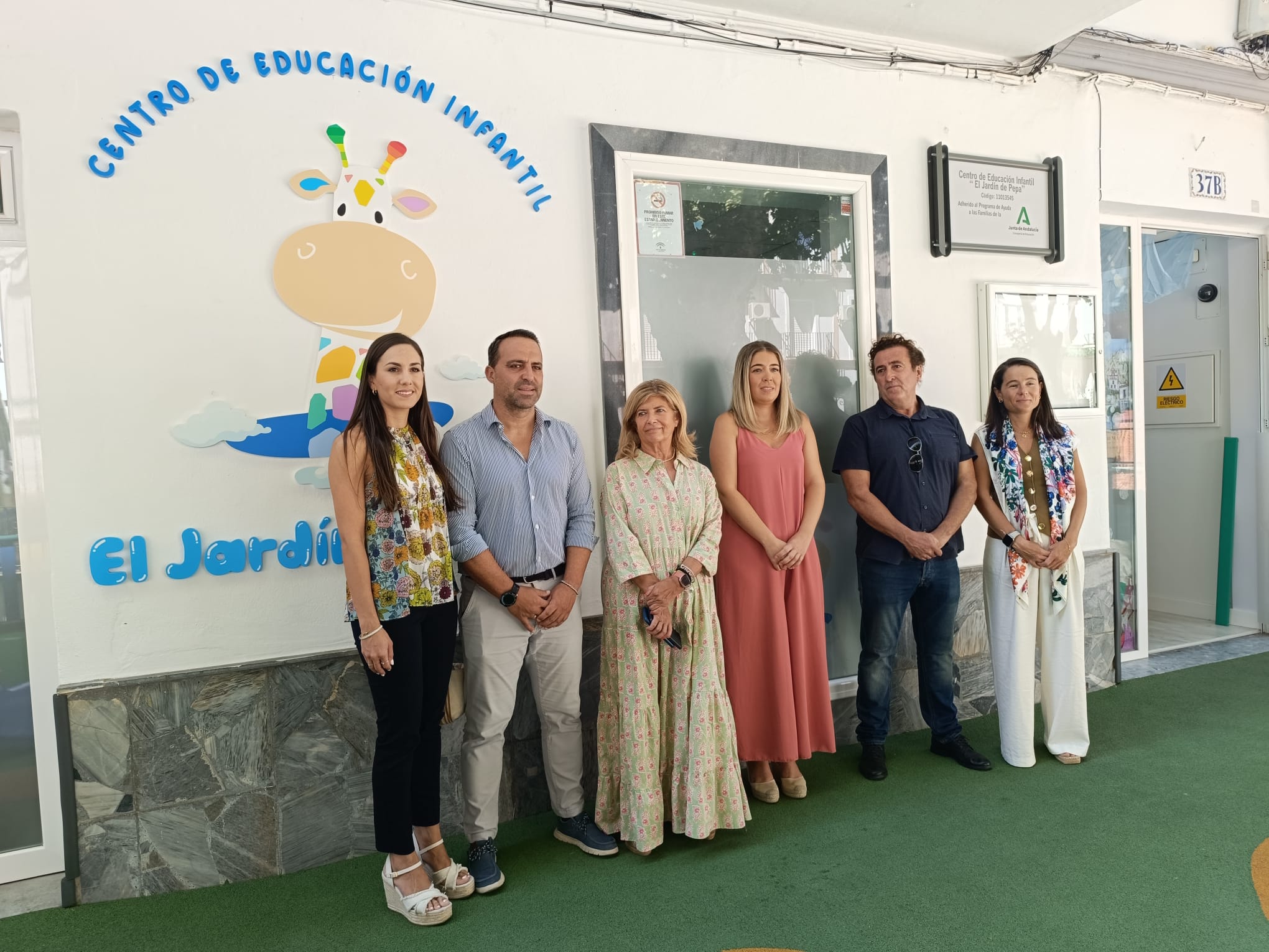 La delegada territorial de Desarrollo Educativo y Formación Profesional de la Junta de Andalucía, Isabel Paredes, en una visita a Ubrique.