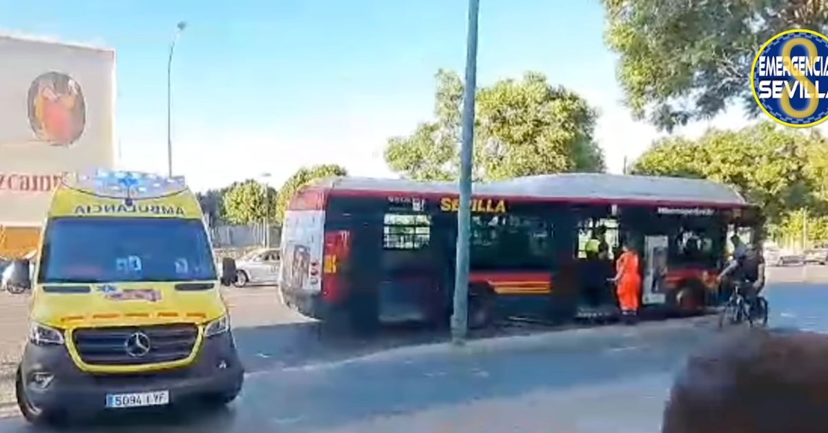 Imagen del autobús accidentado en Sevilla.