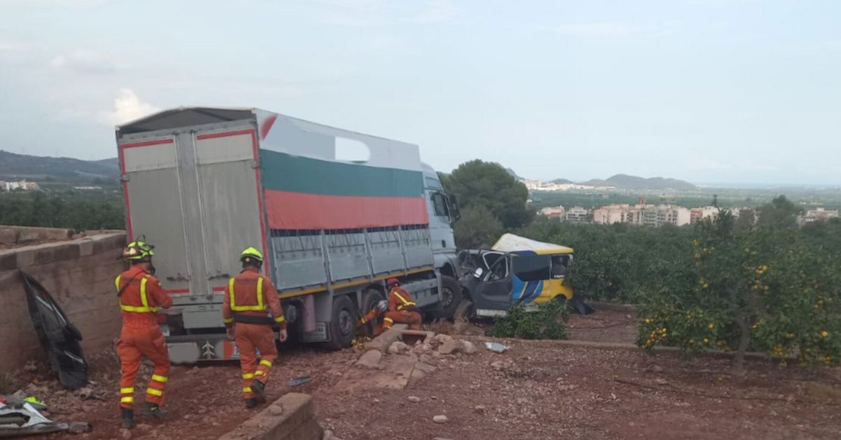 Trágico accidente de un camión que ha chocado contra dos furgonetas.