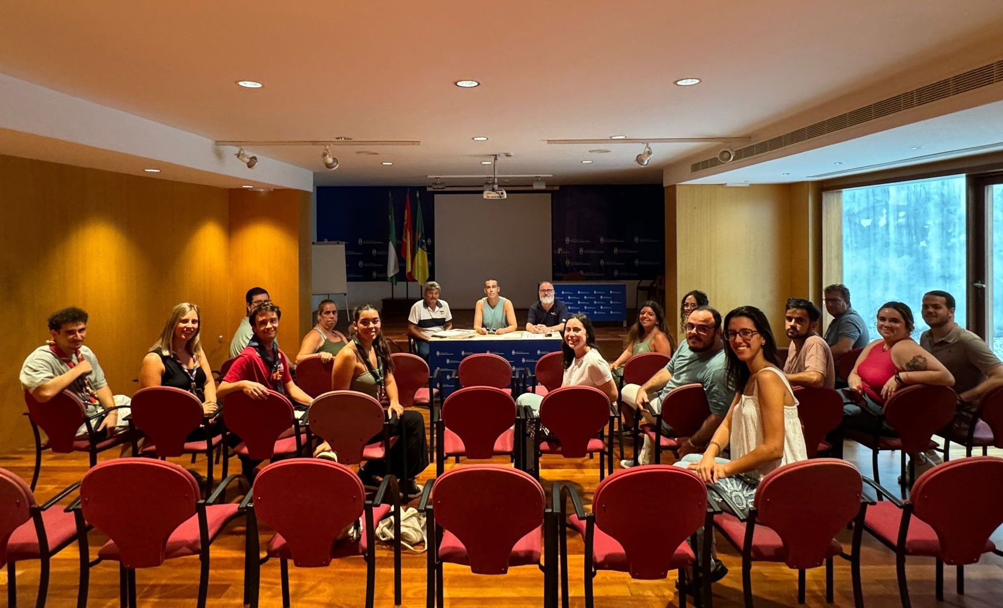 El delegado de Fiestas presidiendo la reunión con los grupos que instalarán las alfombras. 