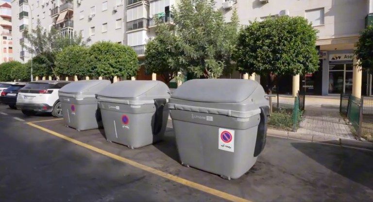 Grupo de contenedores situados en una calle de Sevilla. 