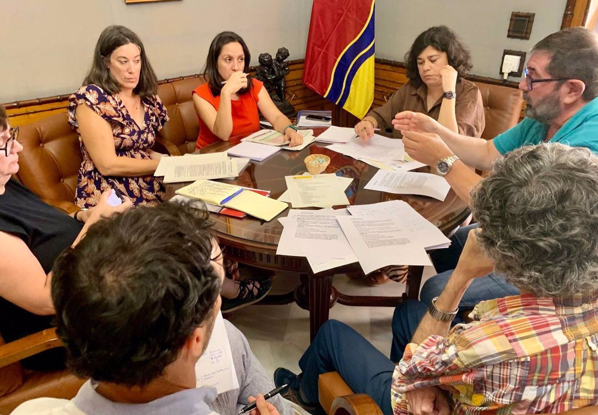 La alcaldesa de Sanlúcar, Carmen Álvarez, junto a su equipo, reunido con la Oficina Técnica de Doñana