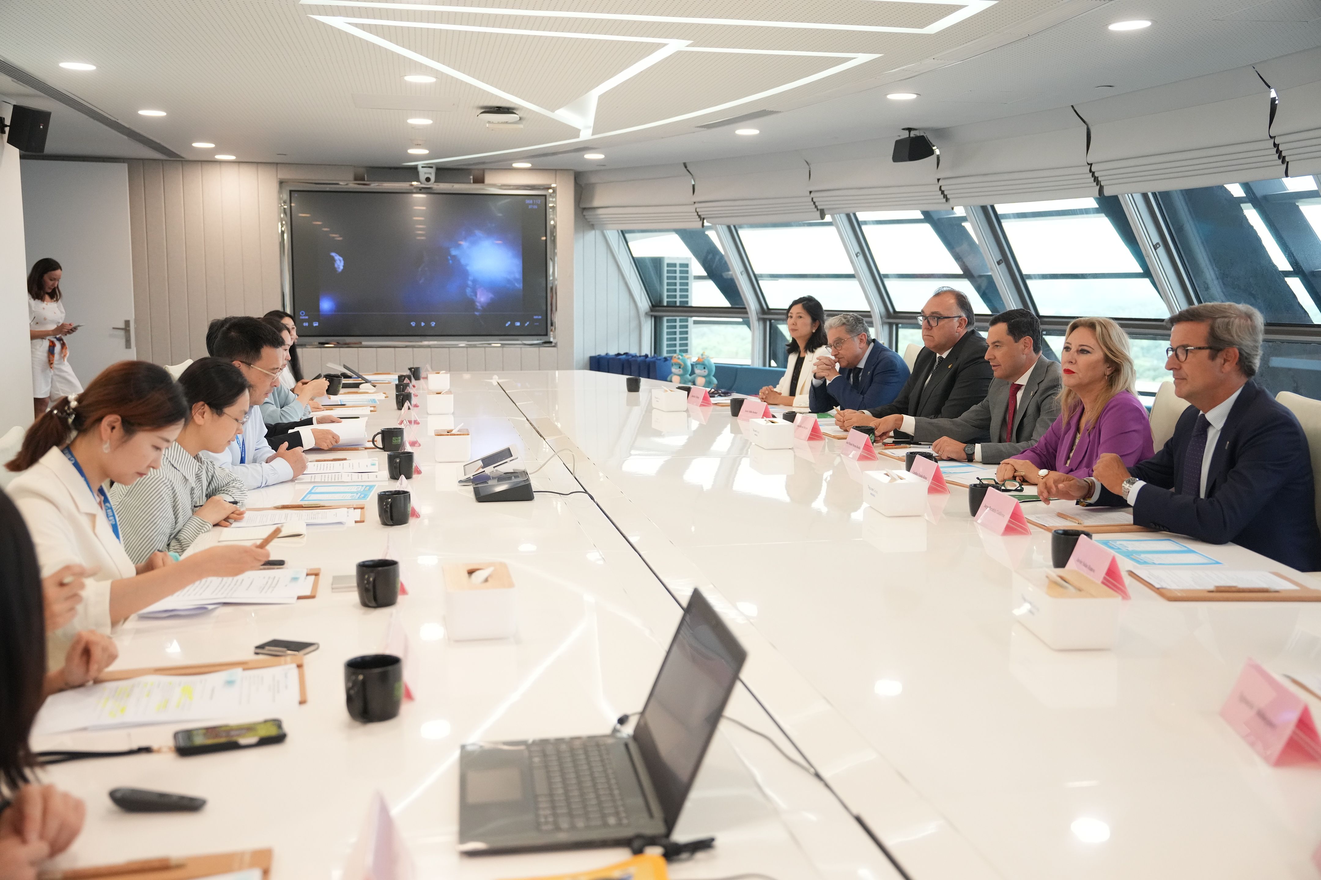 Moreno Bonilla, Arturo Bernal, Carolina España y el resto equipo del gobierno de la Junta de Andalucía, reunidos con CTRIP en Shangái.