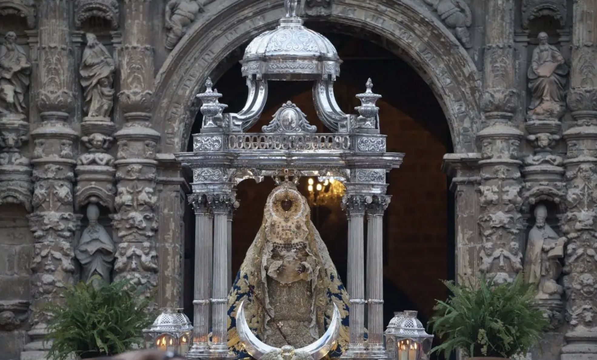 Fin de semana de fiestas en El Puerto. La Virgen de los Milagros en su paso saliendo de la basílica.  