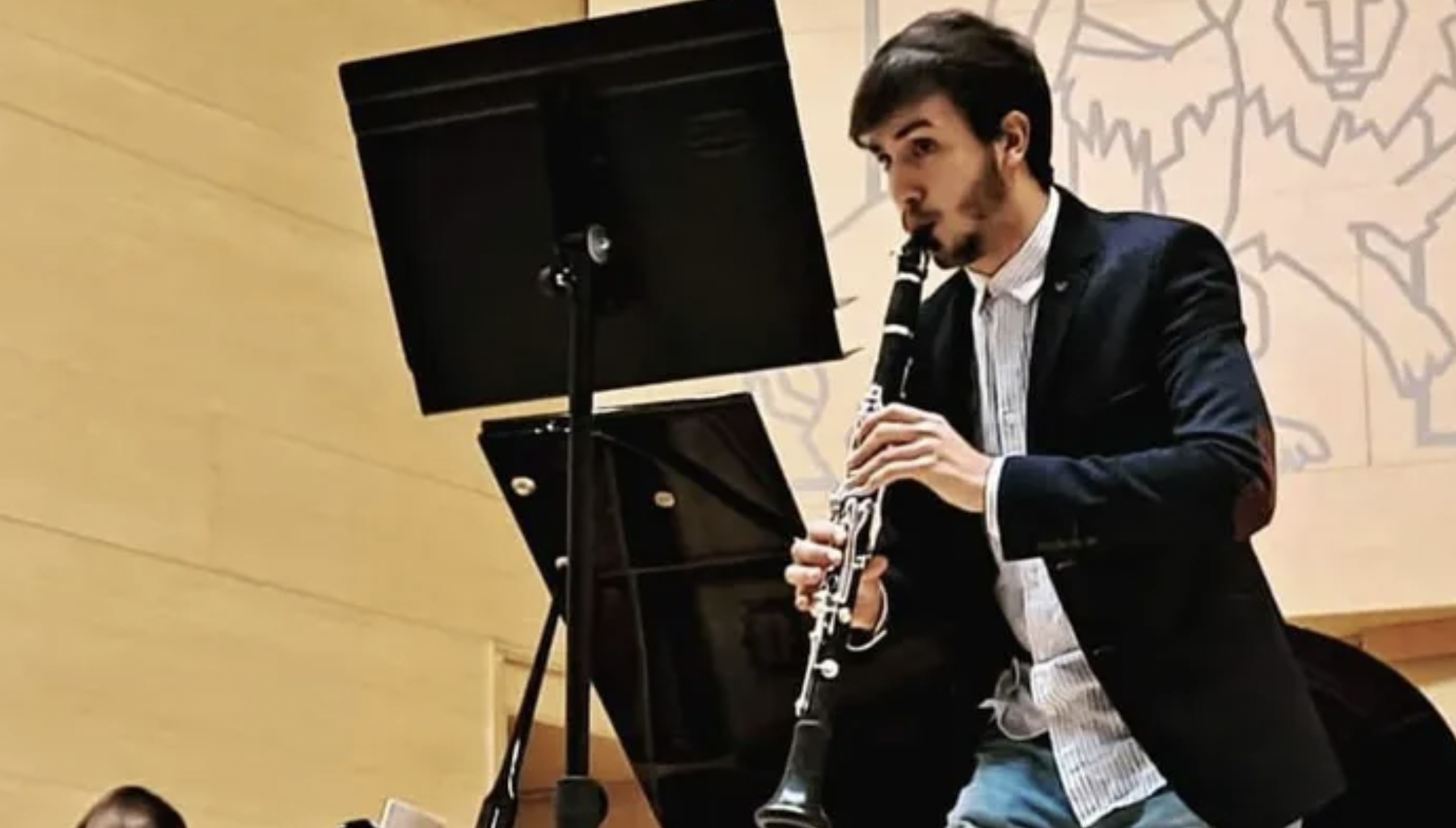 Francisco José Carmona pide ayuda para sustituir su clarinete roto.