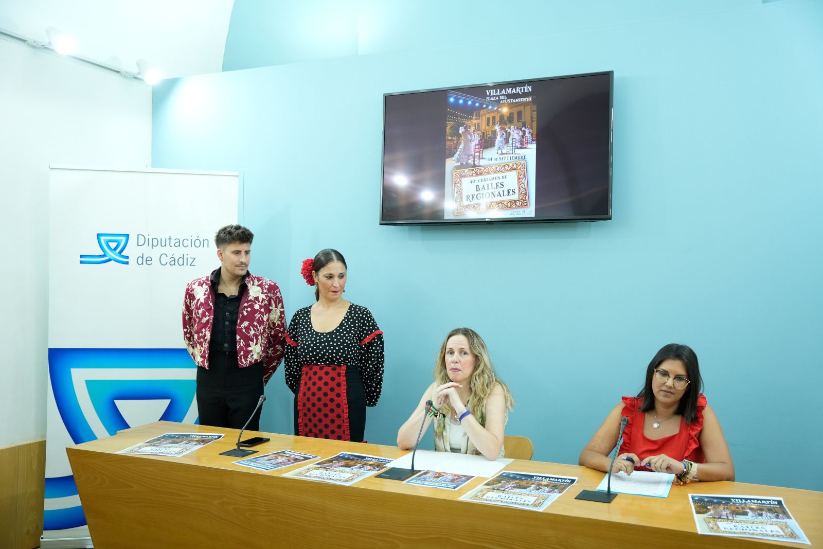 Las representantes provincial y local durante la presentación del Certamen de Bailes Regionales.