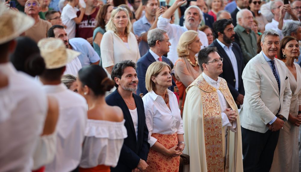 El artista Jerezano, David de María, junto a la Alcaldesa durante el acto de la pisa.