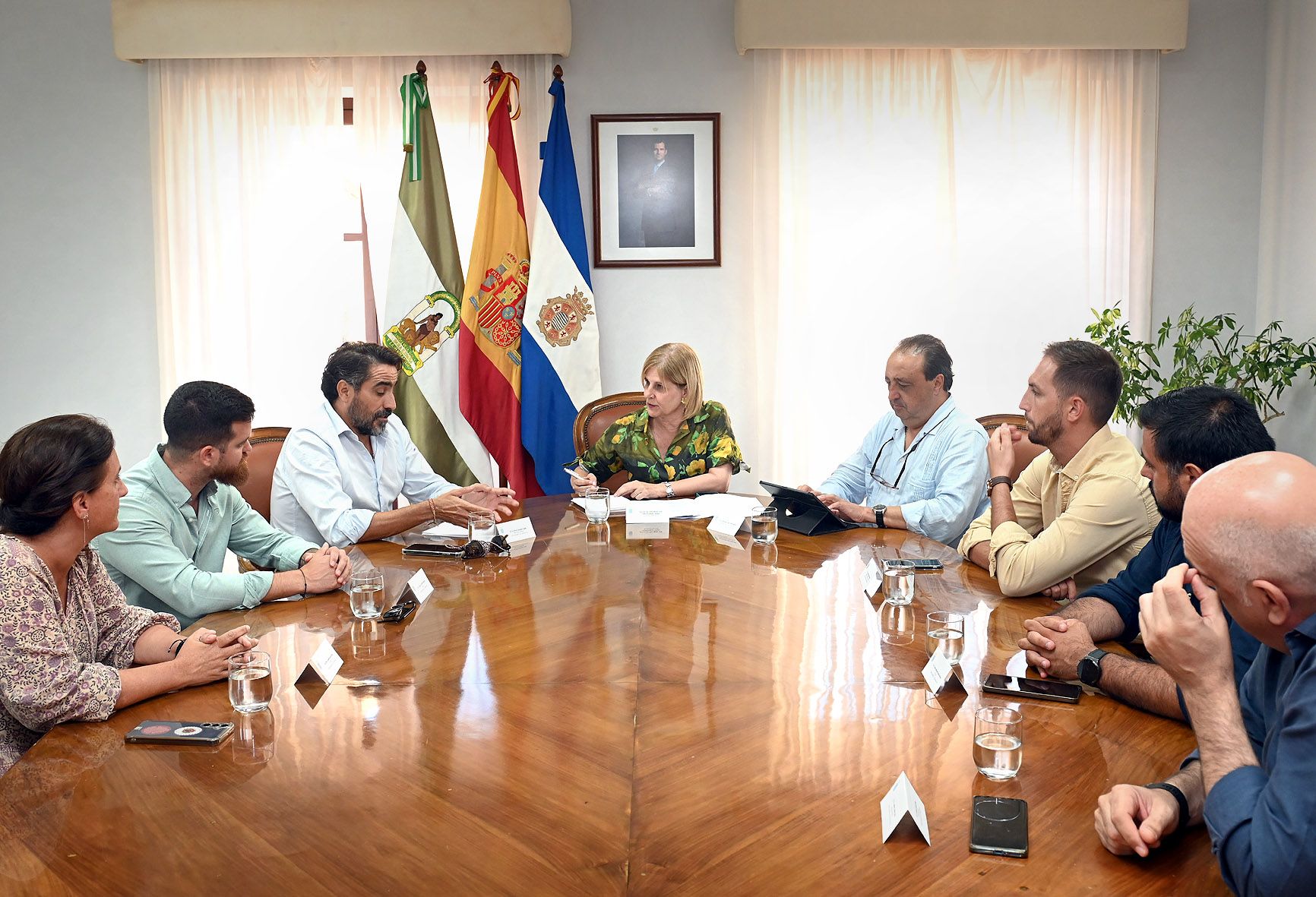 García-Pelayo y Zurita en la reunión con la junta de gobierno de la hermandad. 