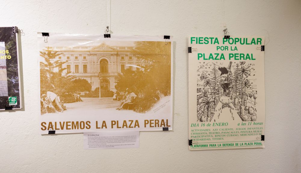 Carteles en defensa de la Plaza Peral de El Puerto.