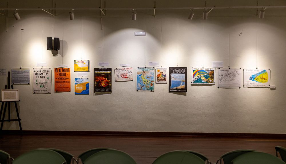 Interior de la exposición de carteles históricos del movimiento ecologista.