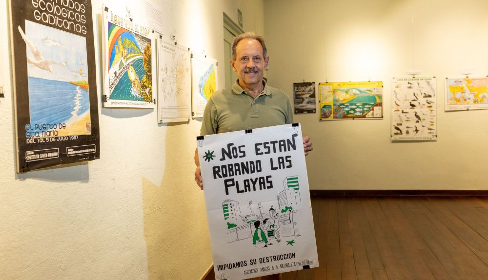 El ecologista, con el primer cartel que creó Ecologistas en Acción en El Puerto.