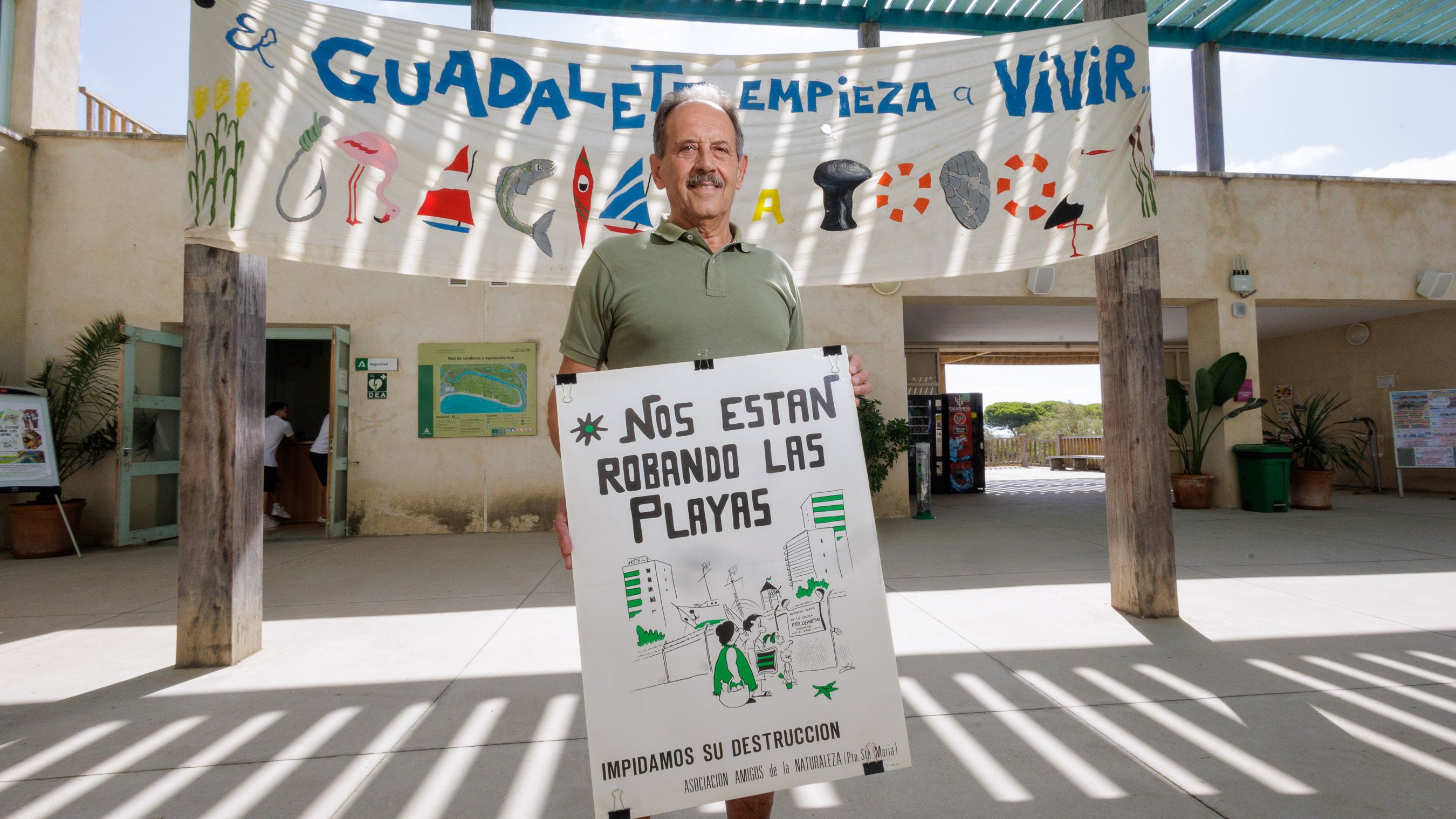 Joaquín Paloma, coordinador de Ecologistas en Acción en El Puerto, con el primer cartel de la asociación.