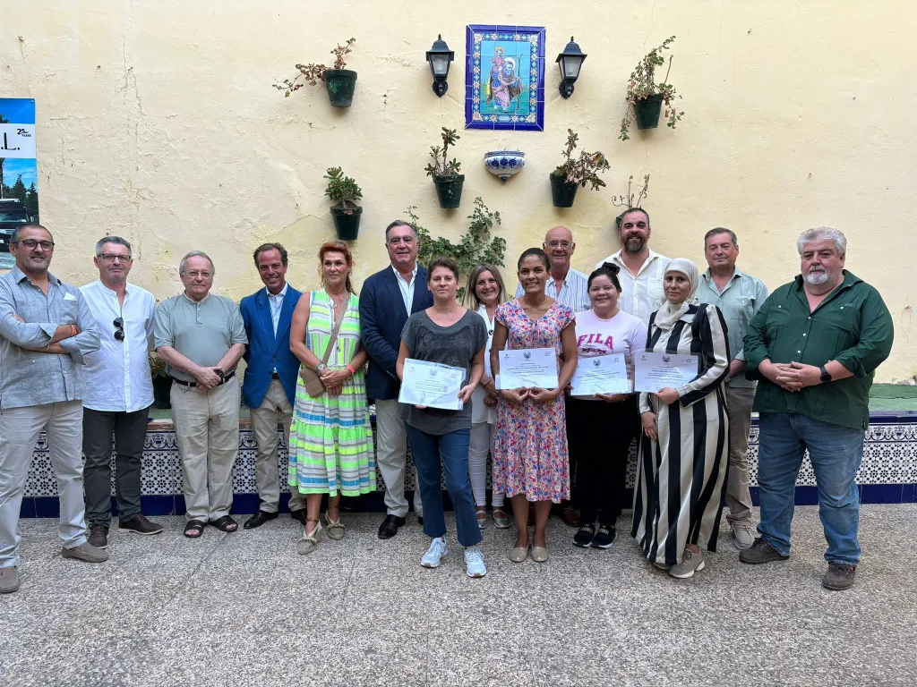 Imagen de grupo con alumnos, miembros de la cofradía, de Cáritas y de la Guardia Romana.  