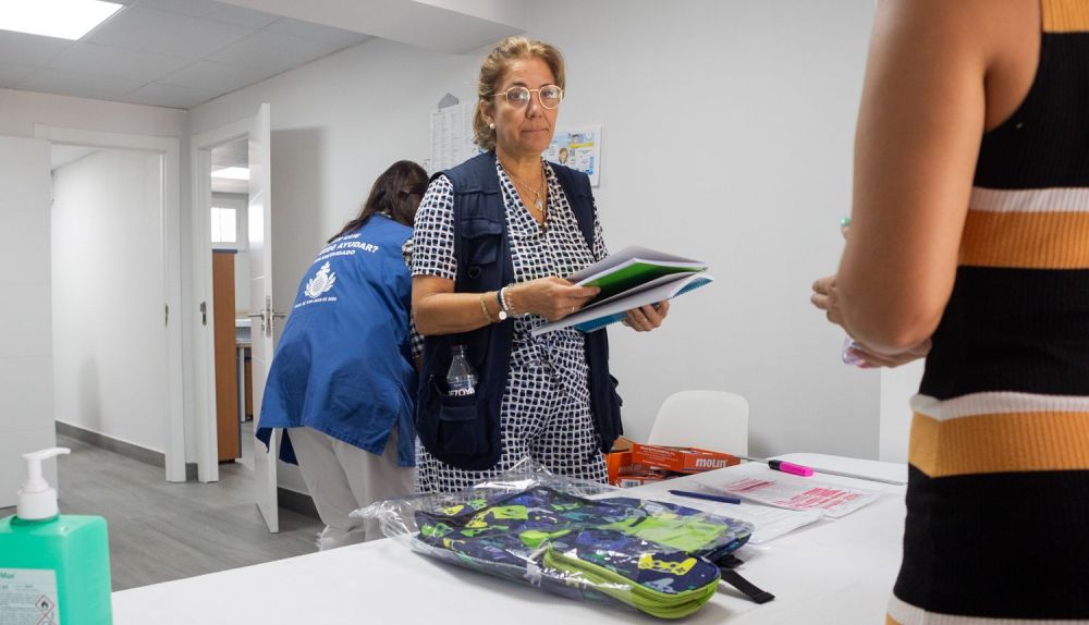 Las voluntarias reparten el material a una de las familias beneficiarias.