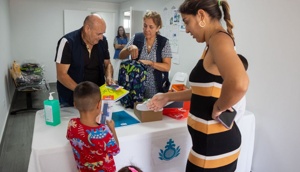 La familia recoge cuadernos y zapatillas nuevos.