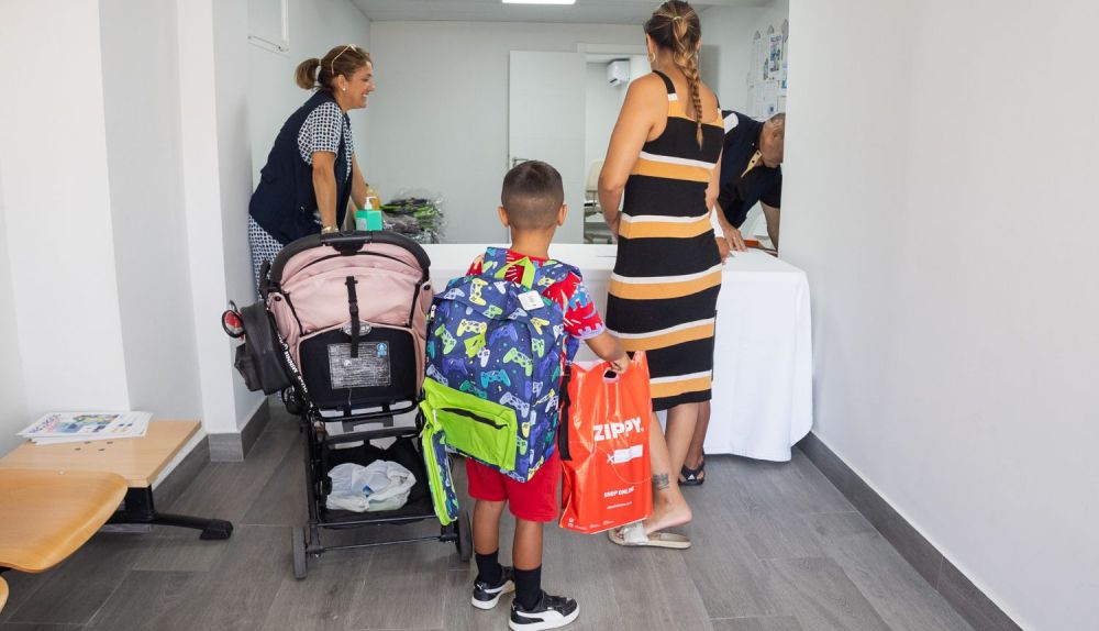 Entrega de material a familias en Jerez.