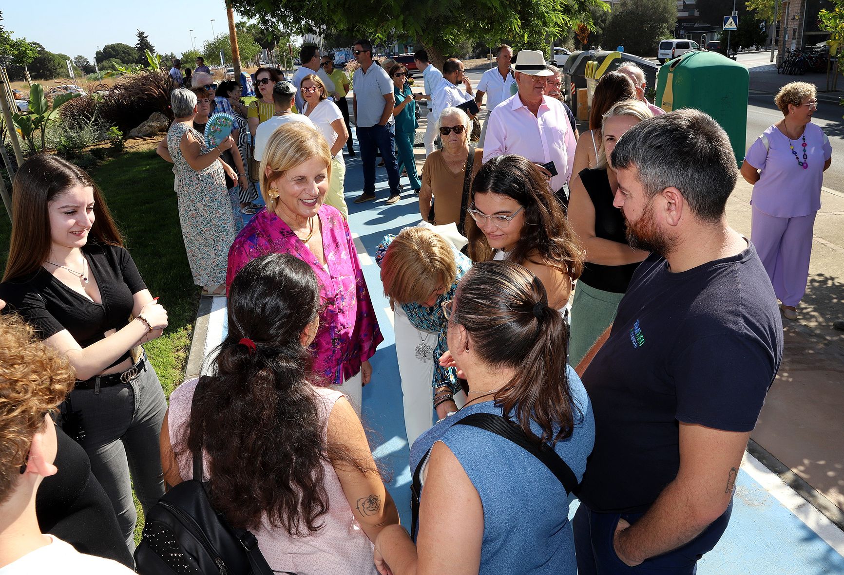 La alcaldesa, con los vecinos en la inauguración del esperado y ansiado bulevar.