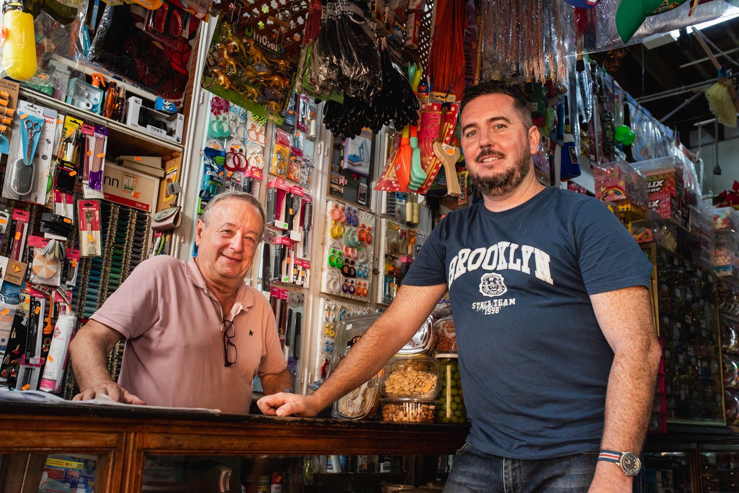 Paco Vago, con José Antonio López, en la tienda.