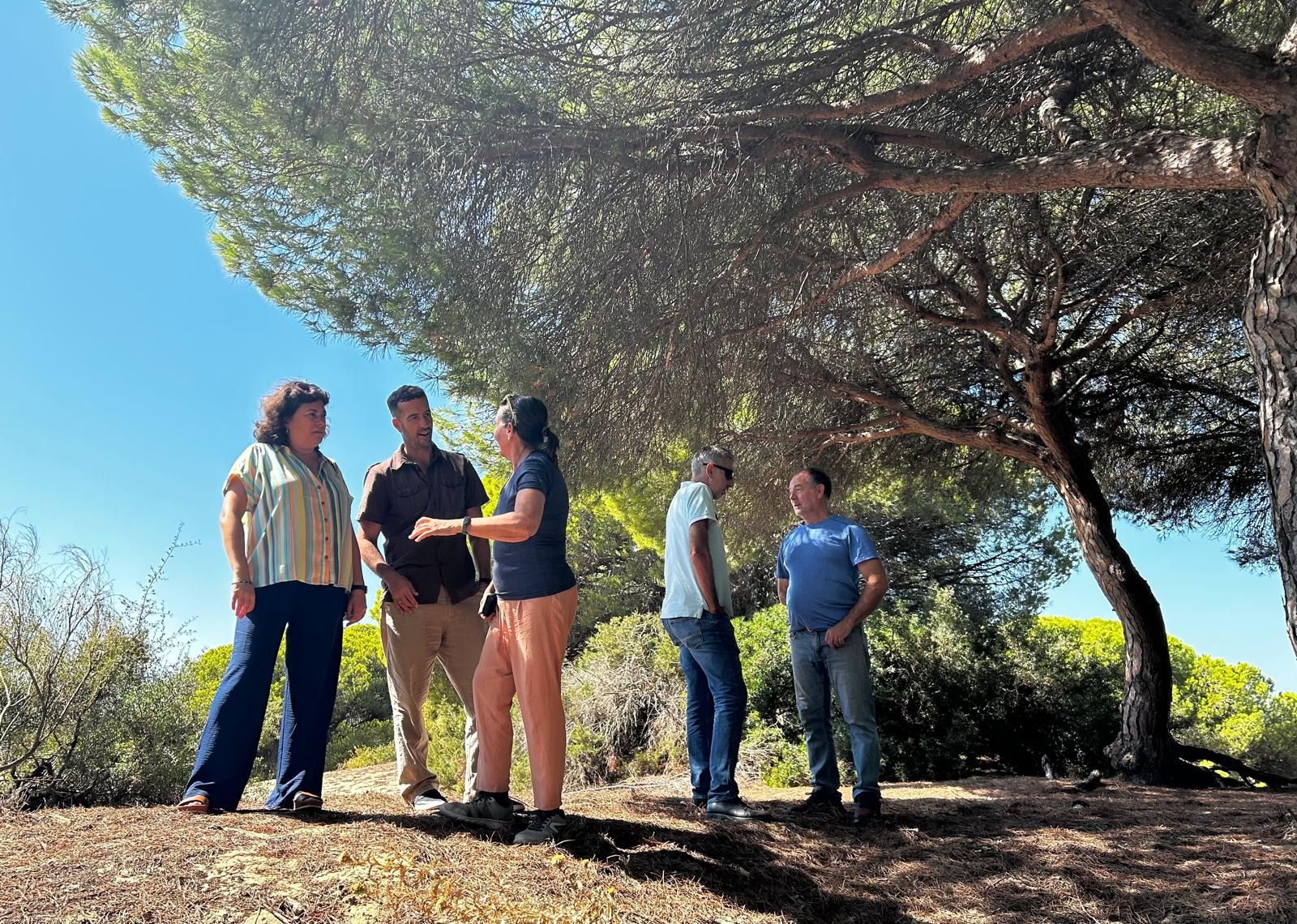 La alcaldesa acompañada de técnicos visitando el Pinar de la Dinamita.