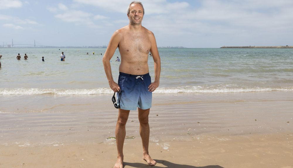 Jose Carlos, en la orilla de la playa de Valdelagrana.